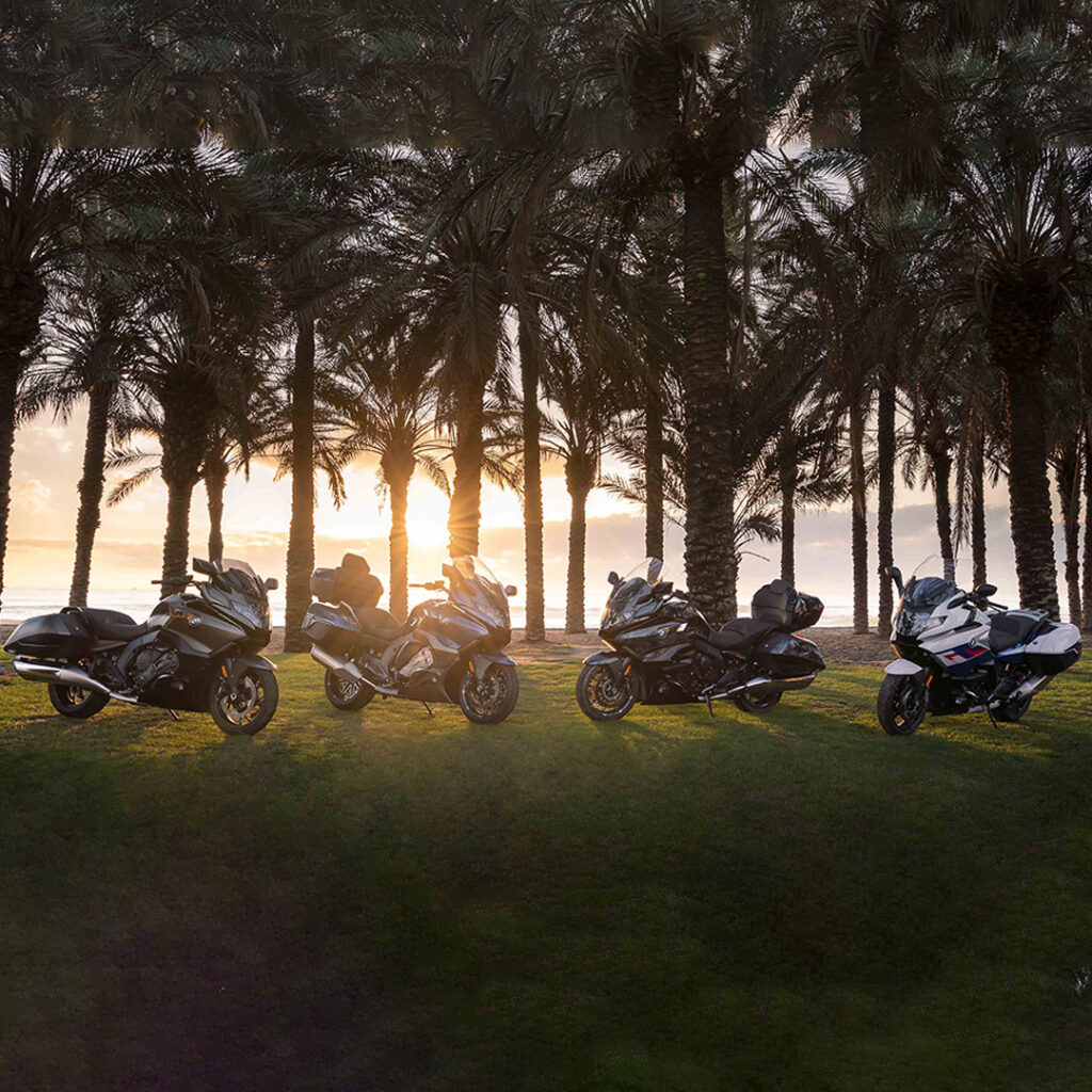 Gamme Tour BMW K1600 au couché du soleil