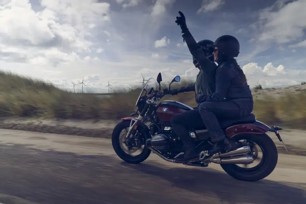Moto BMW R 12, gamme heritage, avec 2 motards sur la route