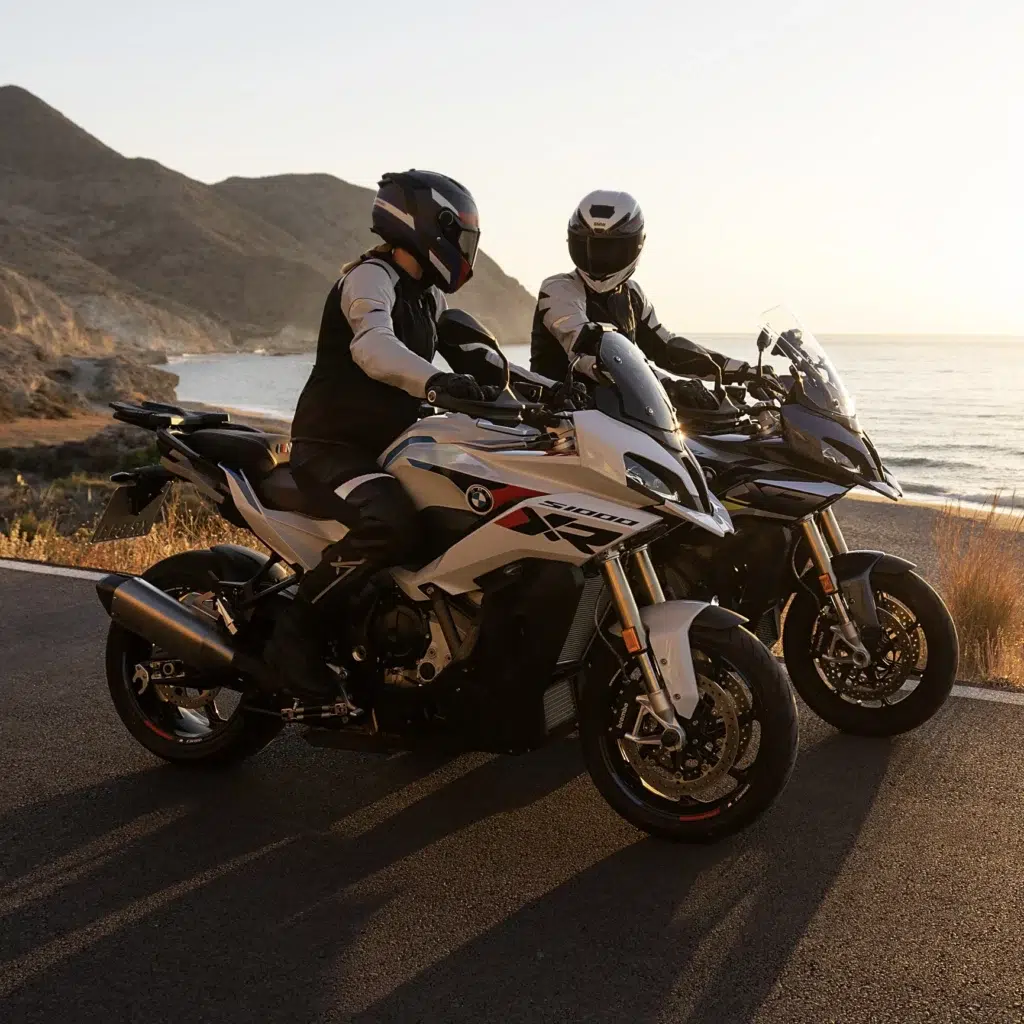 Moto bmw s1000xr en bord de mer